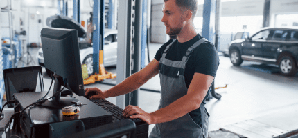 Automotive Mechanic using the ServiceManager on a desktop computer